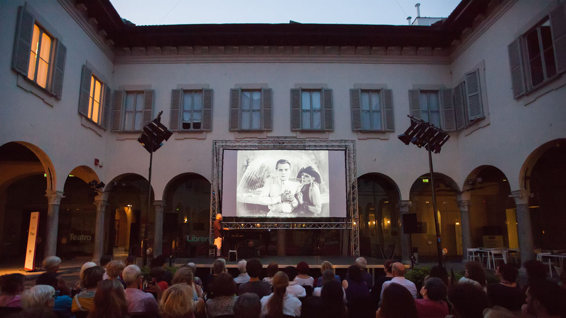 Tutto lo spettacolo del cinema all'aperto di ARIANTEO a prezzo ridotto con LongTake