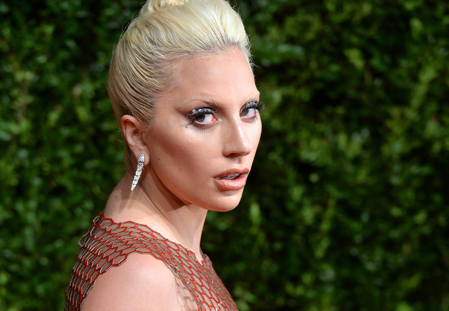 Bradley Cooper dirige Lady Gaga nel remake di È nata una stella