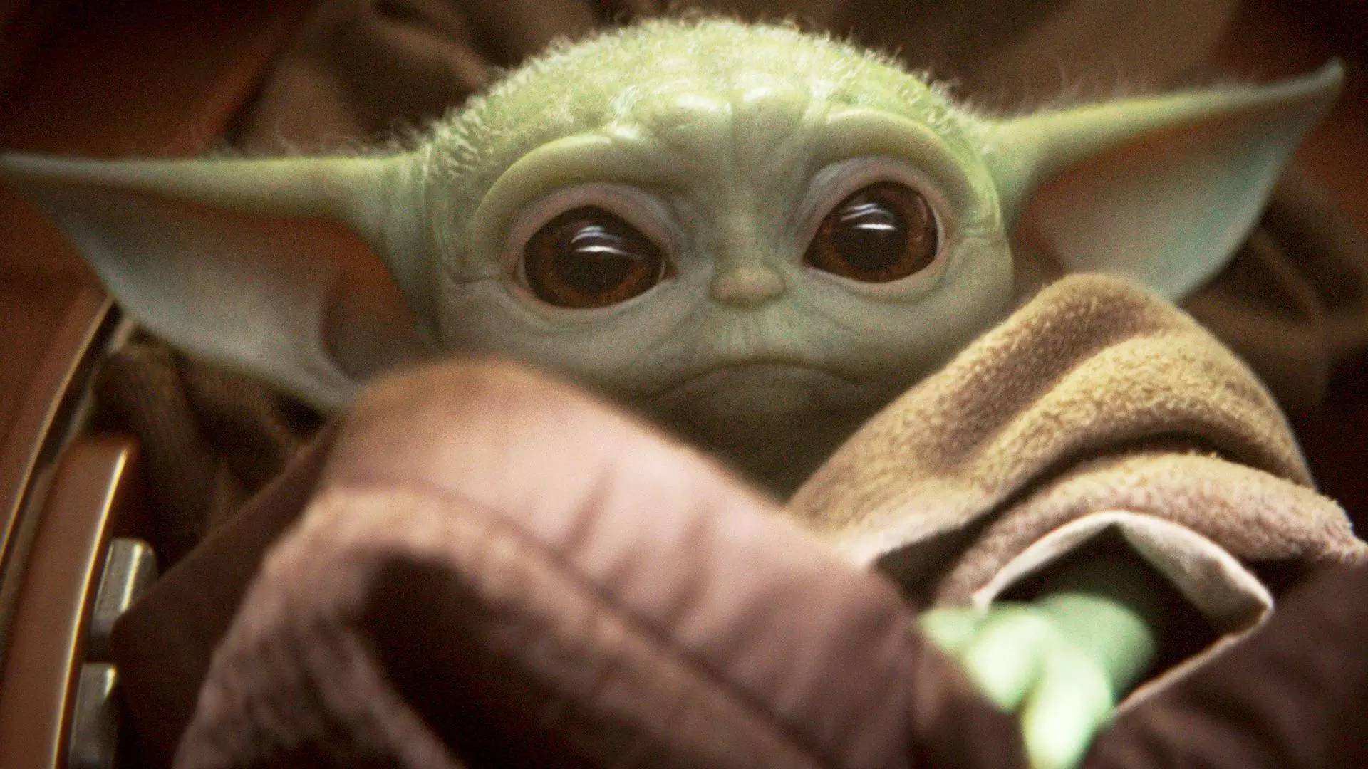 George Lucas incontra e tiene in braccio Baby Yoda: la foto è virale