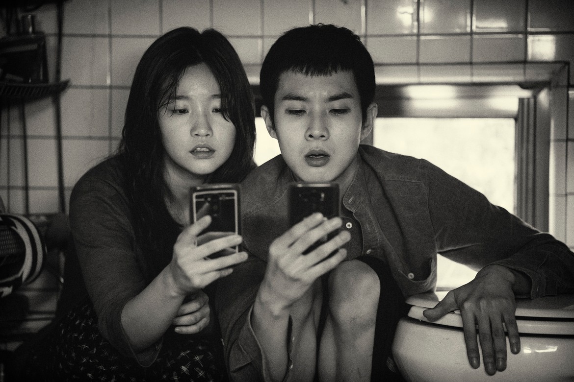 Parasite: dopo il trionfo, il film torna in sala in bianco e nero