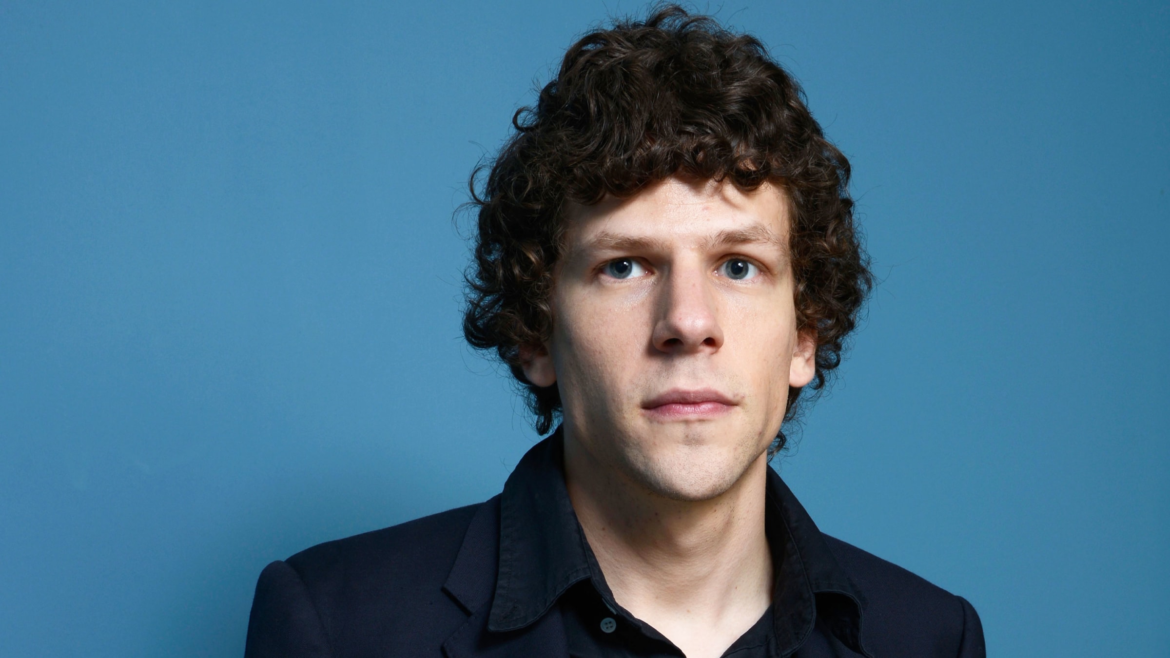 Jesse Eisenberg esordisce alla regia: nel cast Julianne Moore, produce Emma Stone
