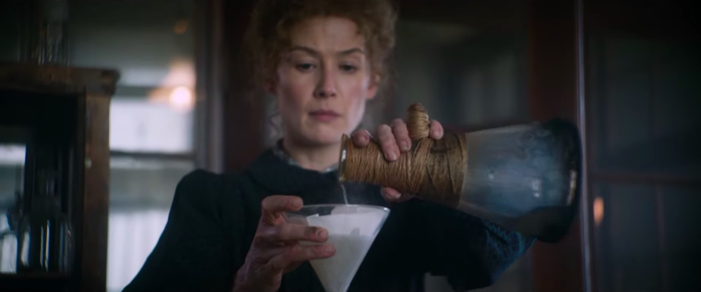 Rosamund Pike è Marie Curie in Radioactive, disponibile on demand dal 15 luglio