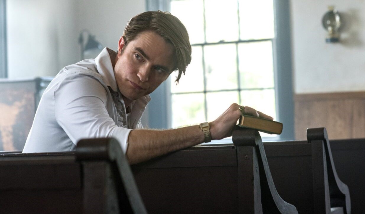 Le strade del male: le prime immagini della serie Netflix con Robert Pattinson e Tom Holland