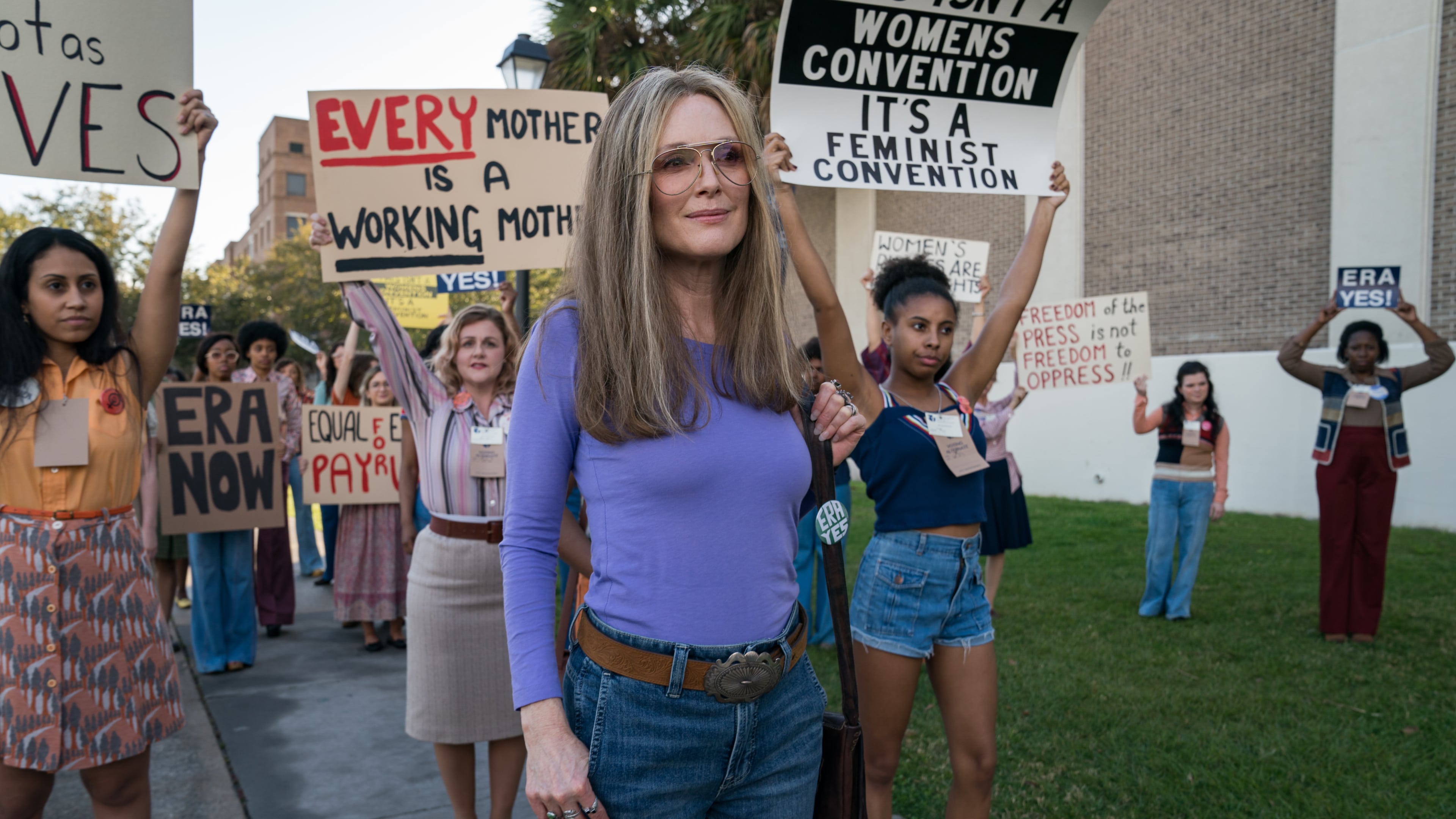 The Glorias: il trailer del film con Julianne Moore e Alicia Vikander