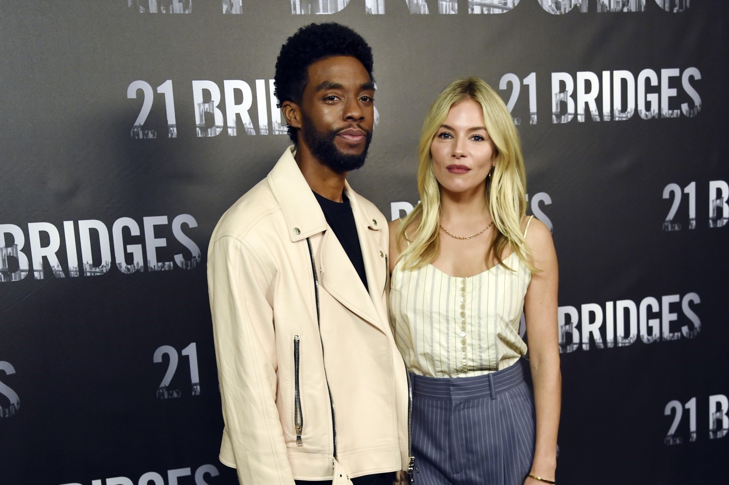 21 Bridges: Chadwick Boseman donò parte del suo stipendio a Sienna Miller