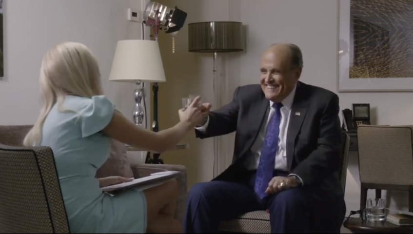 Rudy Giuliani, ex sindaco di New York e avvocato di Trump, è finito nei guai a causa di Borat