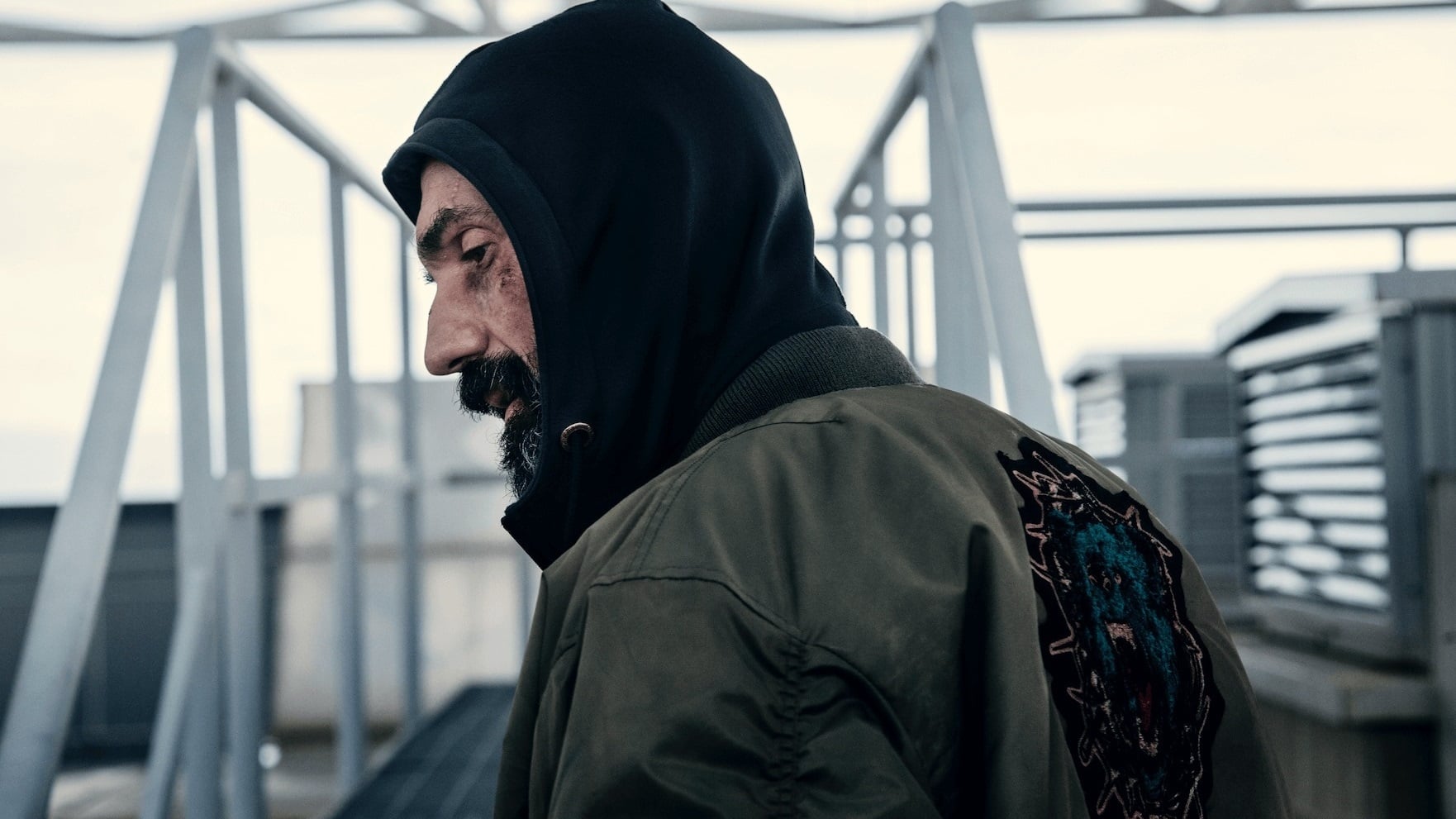 La Belva, il film di Ludovico Di Martino con Fabrizio Gifuni su Netflix dal 27 novembre