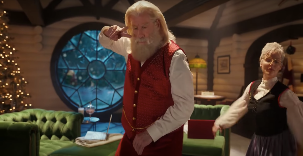 John Travolta torna a ballare come in Pulp Fiction nei panni di Babbo Natale