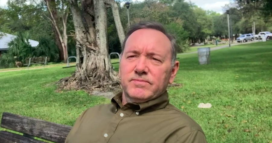 Kevin Spacey e il video di Natale per chi ha sofferto nel 2020: 