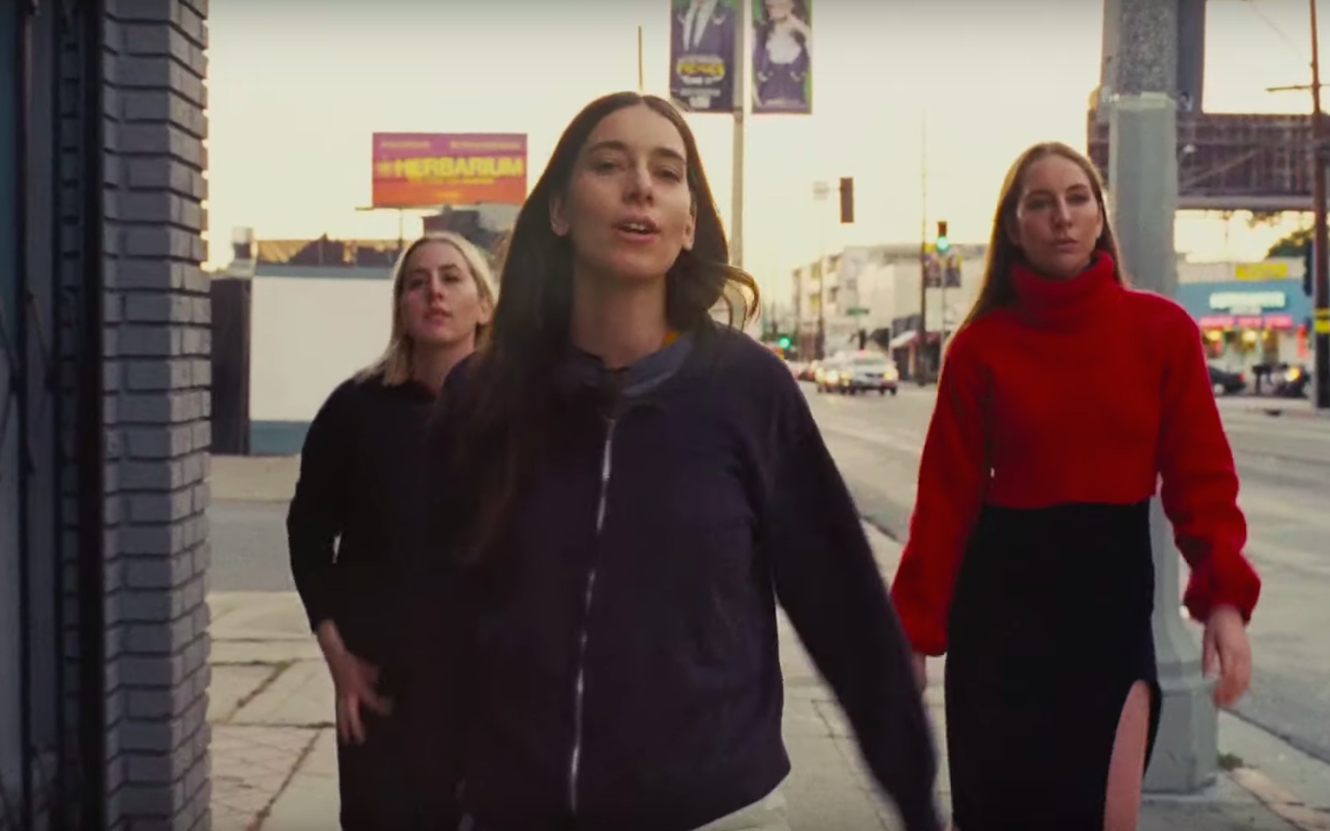 Paul Thomas Anderson ha mandato alle Haim alcuni suoi dialoghi scartati per aiutarle con il testo di Summer Girl