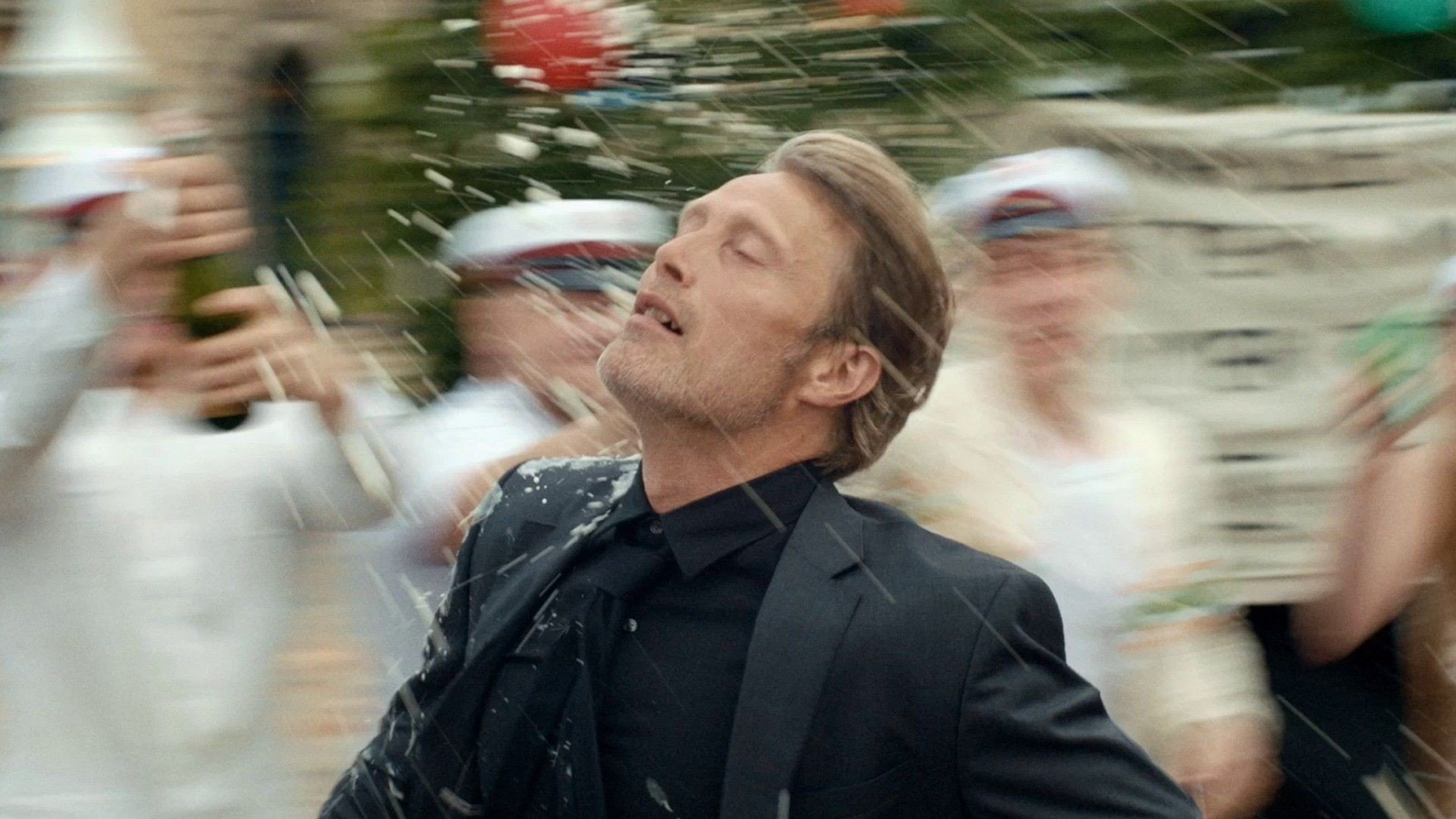 Mads Mikkelsen ha parlato con Guillermo del Toro di Another Round e della sua recitazione da ubriaco