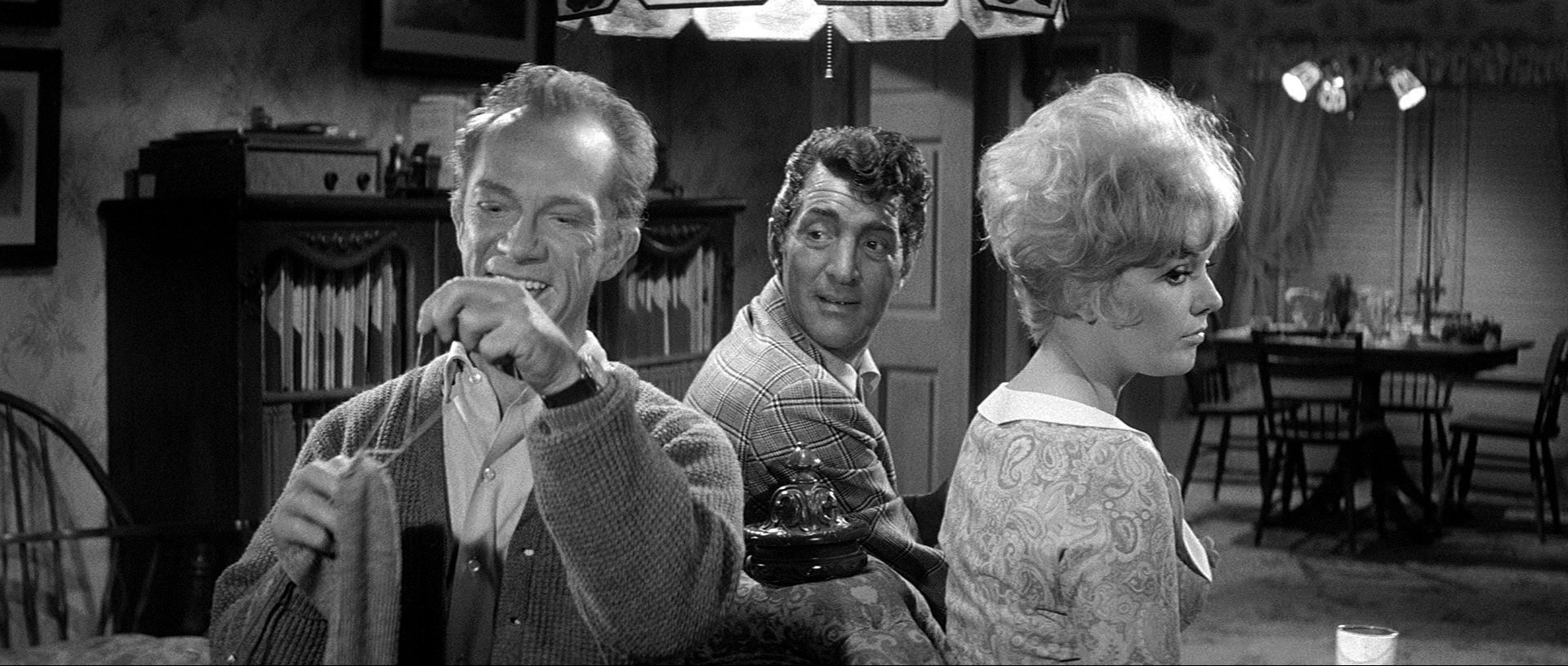 Baciami, stupido, Galline in fuga, Gomorra, La congiura degli innocenti, Intrigo internazionale e altri film in TV della settimana