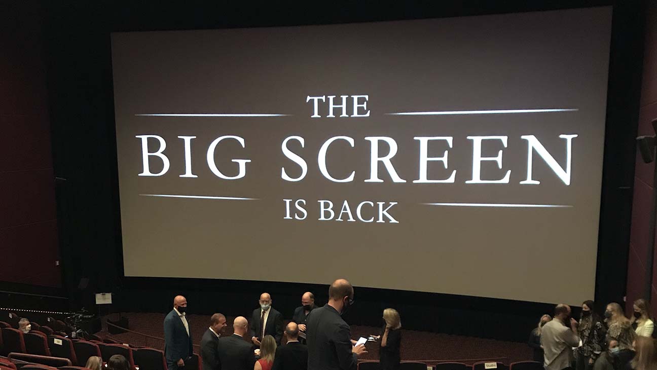 Arnold Schwarzenegger e Jason Blum celebrano il ritorno dei cinema