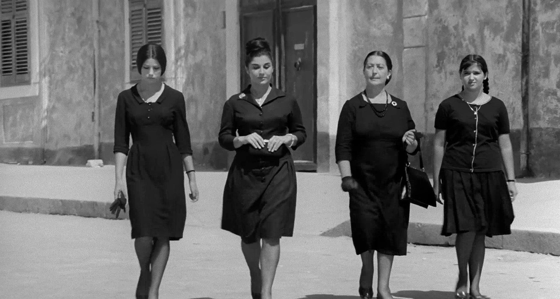 Sedotta e abbandonata, Jurassic Park, No Sudden Move, Ariaferma e altri film in TV della settimana